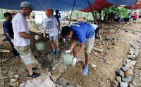 Para siswa Jakarta Intercultural School (JIS) ikut berpartisipasi dalam pembangunan rumah layak huni di Kampung Muara RT 3 RW 6 Desa Bojong Koneng, Kecamatan Babakan Madang, Sentul, Bogor, Sabtu (21/11/2015).