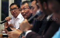 Wakil Ketua DPR RI Fadli Zon, Mantan Dirjen dan Panasbumi ESDM Simon F Sembiring, Anggota DPR RI F-PDI Perjuangan Effendi M.S Simbolon, Moderator Pangeran Ahmas Nurdin dan Anggota DPR RI F-Hanura Inaz Nasrullah (kiri ke kanan) saat menjadi pembicara dalam diskusi polemik bertajuk 'Freeport Bikin Repot'.
