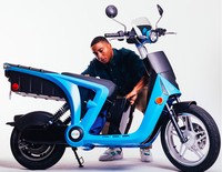 Motor dilengkapi dengan baterai ion lithium 1,6 kWh dan ditujukan untuk penggunaan di daerah urban. Baterainya bisa dicopot dari motor sehingga pengguna bisa mengecas baterai di mana saja, baik itu di apartemen maupun di rumah. Pool/dok. Mahindra.