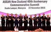     Presiden Jokowi (dua dari kanan) foto bersama pimpinan negara-negara ASEAN. Cahyo/Setpres/detikFoto.