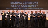 Presiden Jokowi (dua dari kanan) juga menghadiri acara penandatanganan dokumen The 2015 Kuala Lumpur Declaration on The Establishment of ASEAN Community dan The Kuala Lumpur Declaration on The ASEAN 2025: Fogging Ahead Together. Cahyo/Setpres/detikFoto