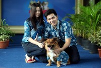 Anjing dan pemiliknya kompak memakai batik.