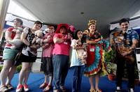 Anjing-anjing peserta fashion show Amazing Dog Race berpose dengan pemiliknya.