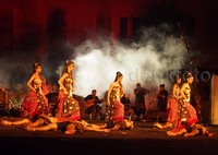 Panggung terbuka digelar tiga malam berturut-turut di halaman untuk pementasan seni tradisional.