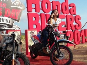 Cindy, si Cantik yang Membuai Peserta Honda Bikers Day