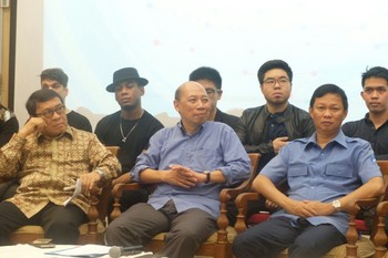     Ismail Cawidu (paling kiri), Kepala Humas dan Pusat Informasi Kementerian Kominfo menegaskan bahwa pemblokiran bukan tujuan utama. Yang kita kehendaki adalah untuk menguatkan kesadaran masyarakat agar tidak melakukan pelanggaran hak cipta, ujarnya.