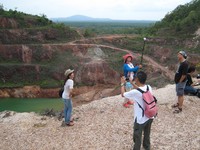 Open Pit adalah bekas lokasi penambangan timah di sekitar Bukit Ki Karak, Desa Senyubuk, Kecamatan Kelapa Kampit, Kabupaten Belitung Timur. Jika dari Tanjung Pandan, perjalanan naik mobil menghabiskan waktu 2 jam (Baban/detikTravel)