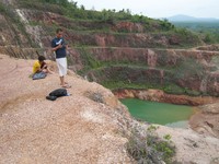 Hampir setiap hari, warga setempat dan wisatawan ada yang datang ke Open Pit. Ada yang sekadar menikmati pemandangan, tapi tak sedikit juga yang foto-foto (Baban/detikTravel)