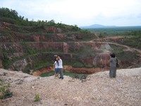 Tak hanya di tepian kawah, pengunjung juga ada yang selfie dari pinggiran tebing yang mengelilingi Open Pit. Berbagai pose pun dikeluarkan agar mendapat foto terbaik (Baban/detikTravel)