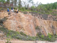Untuk mencapai Open Pit, wisatawan harus jalan kaki sejauh 500 m. Jalanannya masih berbatu dan agak rusak, serta sedikit menanjak (Baban/detikTravel)