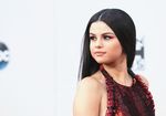 Siapa Lebih Seksi Pamer Punggung, Selena Gomez atau Kendall Jenner?