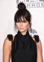 Siapa Lebih Seksi Pamer Punggung, Selena Gomez atau Kendall Jenner?