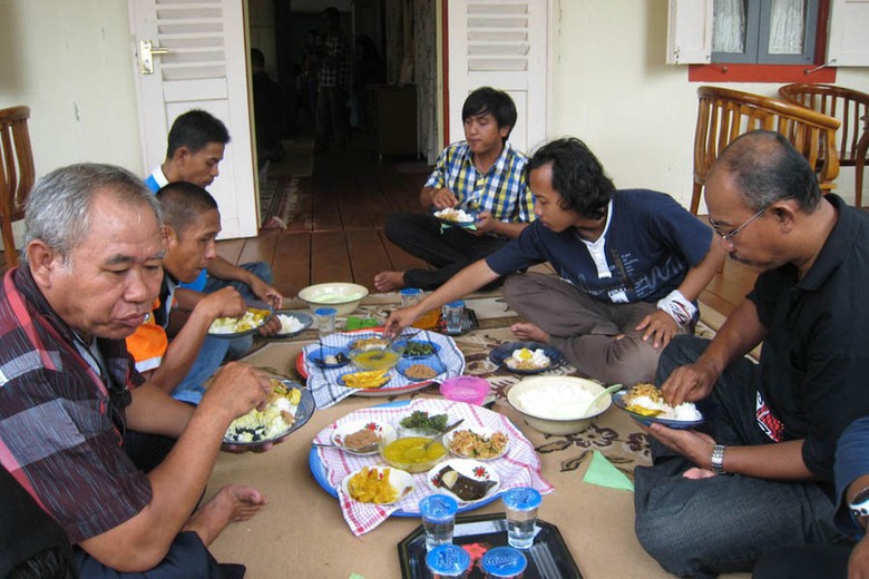Tradisi makan Bedulang (Baban/detikTravel) Tradisi makan Bedulang (Baban/detikTravel)