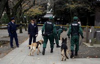 Kepolisian setempat telah mengerahkan unit penjinak bom ke kuil tersebut untuk melakukan pemeriksaan lebih lanjut. Anjing pelacak juga tampak dikerahkan di tempat kejadian. Toru Hanai/Reuters/detikFoto.