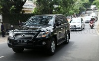 Lexus berpelat B 2 KMP yang ditumpangi sejumlah tokoh KMP ikut dalam iring-iringan pengantar jenazah.