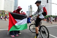 Pengendara sepeda di arena Car Free Day Jakarta, Bundaran HI, memberikan donasinya untuk acara Palestine Solidarity Day 2015. (Istimewa/Dok.KNRP).