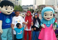 Sepasang boneka Dara dan Daru, ikut meramaikan aksi sosialisasi Palestine Solidarity Day 2015 di arena Car Free Day Jakarta, Bundaran HI, Jakarta Pusat, Minggu (22/11/2015). (Istimewa/Dok.KNRP).     