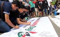 Aksi tanda tangan sebagai dukungan terhadap Palestina pun dilakukan masyarakat yang sedang berada di kawasan Car Free Day. (Istimewa/Dok.KNRP).
