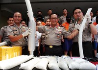 Kapolda Metro Jaya Irjen Pol M Tito Karnavian (tengah) didampingi Direktur Reserse Narkoba Polda Metro Jaya Kombes Eko Daniyanto (kiri) dan Kepala Bidang Hubungan Masyarakat Polda Metro Jaya Kombes M Iqbal (kanan) menunjukkan barang bukti sabu. Pool/Lamhot Aritonang/detikFoto.