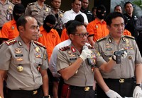 Kapolda Metro Jaya Irjen Pol M Tito Karnavian (tengah) didampingi Direktur Reserse Narkoba Polda Metro Jaya Kombes Eko Daniyanto (kiri) dan Kepala Bidang Hubungan Masyarakat Polda Metro Jaya Kombes M Iqbal (kanan) menunjukkan sepucuk pistol yang diamankan dari tersangka. Pool/Lamhot Aritonang/detikFoto.