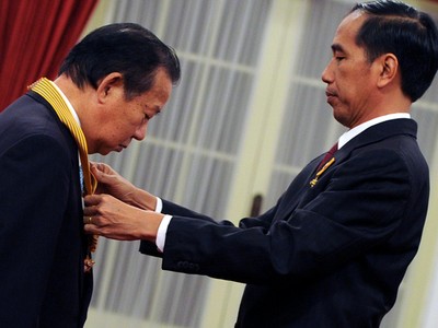 Jokowi Beri Bintang Jasa Kehormatan ke Tokoh Jepang