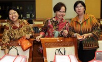 (Kiri ke kanan) Harkristuti Harkrisnowo, Betti S Alisjahbana, dan Destry Damayanti datang ke DPR untuk menyerahkan dokumen lengkap tentang Capim KPK ke Komisi III. Poo/Lamhat Aritonang/detikFoto.