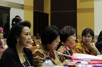 Destry Damayanti berdiskusi dengan Betti S Alisjahbana saat menghadiri rapat dengan Komisi III. Poo/Lamhat Aritonang/detikFoto.