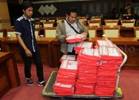 Petugas menata dokumen Capim KPK. Poo/Lamhat Aritonang/detikFoto.
