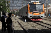 KRL berjalan dengan kecepatan 10 km per jam, namun terkadang berhenti, lantaran harus membongkar bangunan warga yang menghalangi lajur kereta.