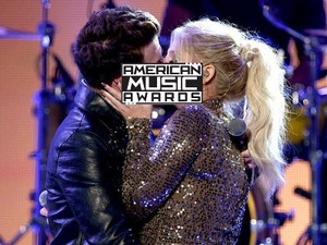 Ciuman Panas Meghan Trainor di Panggung American Music Awards 2015