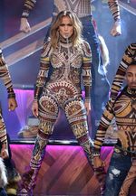 All Eyes on Her, Parade Gaya Jennifer Lopez di AMA 2015