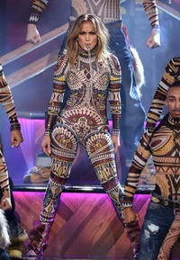 Di panggung, mantan kekasih Casper Smart itu tampil energik dibalut dress bermotif. Kevin Winter/Getty Images/detikFoto.