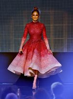 All Eyes on Her, Parade Gaya Jennifer Lopez di AMA 2015