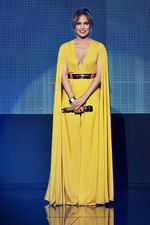 All Eyes on Her, Parade Gaya Jennifer Lopez di AMA 2015