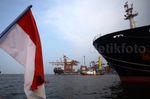 Melihat Aktivitas Bongkar Muat di Pelabuhan Tanjung Priok