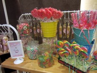 Candy Bar berisi aneka permen warna-warni.