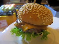 Salah satu hidangan utama, Mini Sliders alias burger mini dengan patty yang empuk juicy.