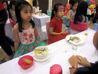 Beberapa anak-anak sedang menikmati makanan yang dipilihnya sendiri.