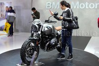 Di boothnya di pameran EICMA, BMW menampilkan motor R nineT Scrambler.