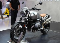 Yang menarik adalah frame untuk jok penumpang bisa dicopot, sehingga pengguna motor bisa melakukan berbagai variasi pada motornya. Posisi jok pengendara juga lebih ke atas seperti halnya motor Scrambler pada umumnya.