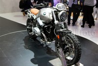 Untuk menguatkan kesan Scrambler, BMW memasang pelek depan berukuran besar yakni 19 inci seating position in classic Scrambler style.
