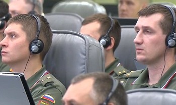 Serius memperhartikan layar. (istimewa/sputniknews)