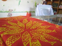 Beberapa perempuan yang tergabung dalam PKK membuat batik bersama-sama di sanggar ini. Yang dibuat ada motif simpor, ikan cempedik, gelas kopi dan lain sebagainya. Wisatawan yang datang kemari pun bisa melihat proses pembuatan batik (Baban/detikTravel)