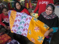 Dalam satu hari, produksi batik bisa mencapai 25 potong. Tentunya dengan aneka warna dan motif (Baban/detikTravel)
