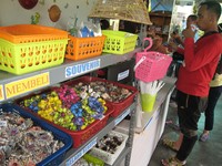 Selain melihat proses pembuatan dan membeli kain untuk oleh-oleh, wisatawan juga bisa belanja suvenir lain serta makanan dan minuman (Baban/detikTravel)