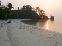 Pulau Jaam memang belum banyak dijangkau wisatawan. Suasana sunset di sini pun begitu tenang dan sepi (Kurnia/detikTravel)