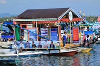 Perahu hias yang ikut pun bermacam-macam modelnya. Ada satu yang berbentuk seperti rumah dan menggunakan tiga perahu kecil sebagai alasnya. Selain itu di kapalnya juga diberi hiasan tokoh di Morowali (Randy/detikTravel)