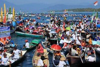 Saking banyaknya perahu hias, rasanya laut di sekitar Pulau Kaleroang seperti tertutup oleh perahu. Para peserta pun datang dari 26 desa di Kecamatan Bungku Selatan (Randy/detikTravel)