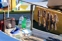 Uniknya, hiasan kapal pun bervariasi dari kertas warna-warni hingga ikan kering yang digantung. Sebagai suku yang hidup nomaden, Suku Bajo memang hidup dari melaut. Ikan pun masuk sebagai hiasan (Randy/detikTravel)