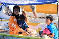 Peserta pun bervariasi dari orang dewasa hingga ibu-ibu dan anaknya. Siapa pun diperbolehkan untuk mengikuti parade perahu hias di Festival Bajo Pasakayyang (Randy/detikTravel)
